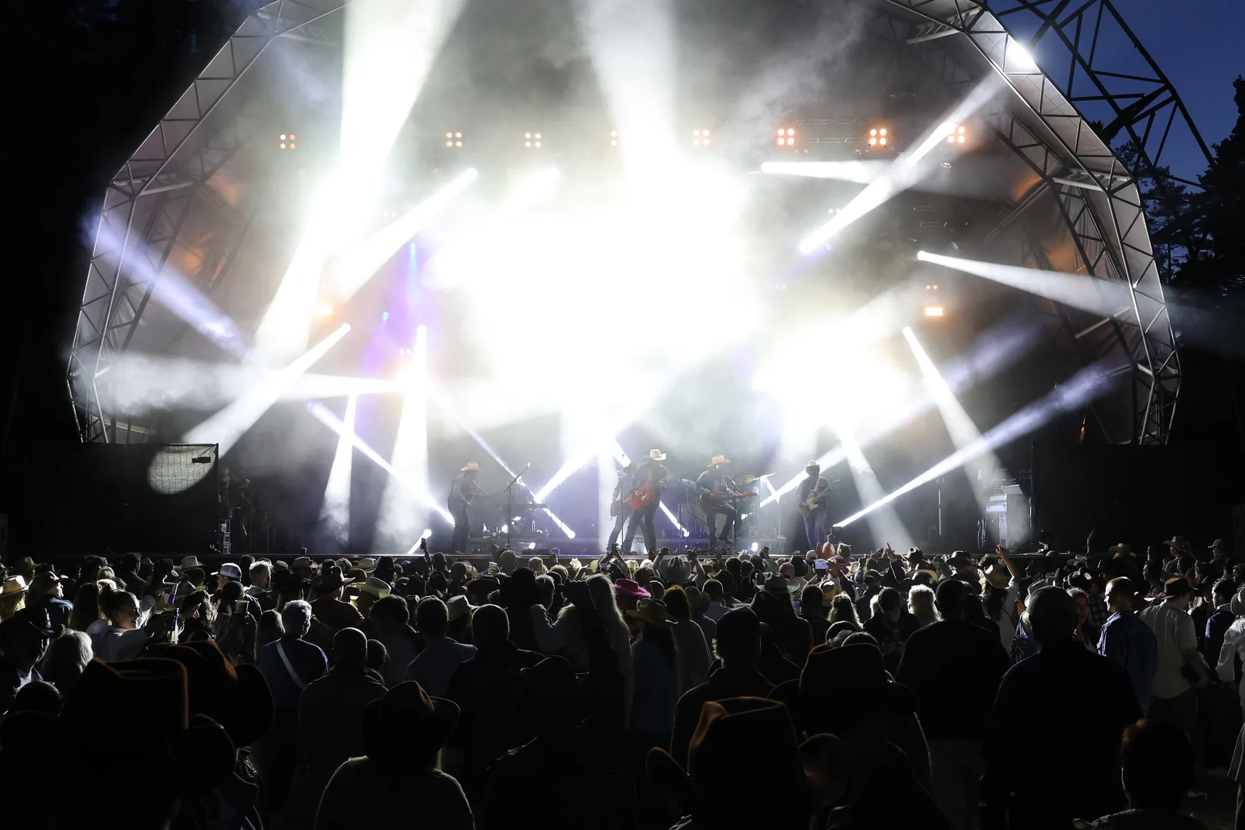 Hele Taste of Country-scenen og publikum under scenelysene.
