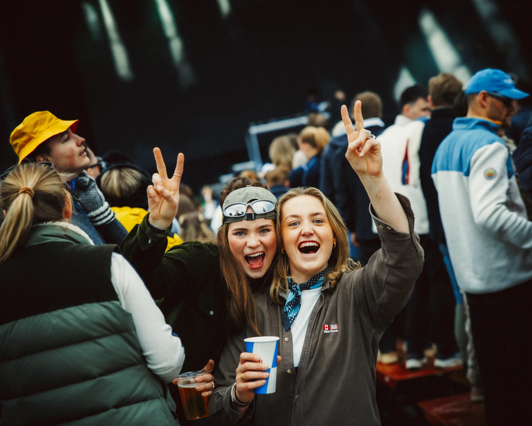 Festivalgjester deler et øyeblikk foran scenen på Smellen.